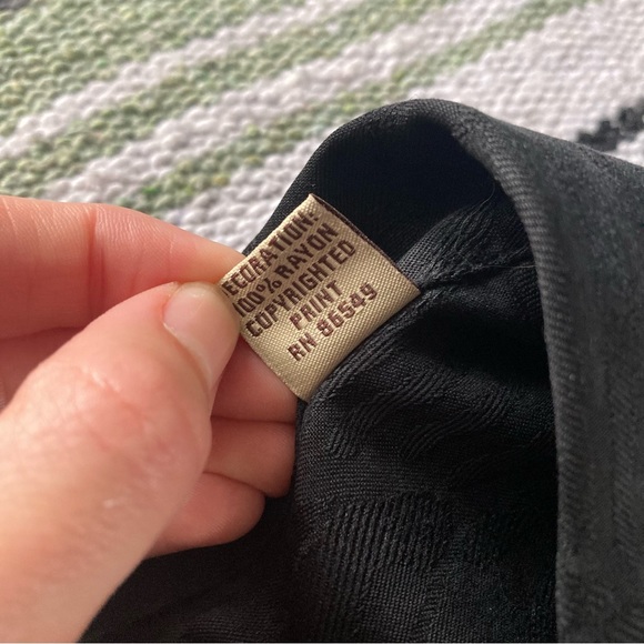 Silk Tommy Bahama Hawaiian shirt with Hawaii Islands embroidered on the back - Picture 5 of 9